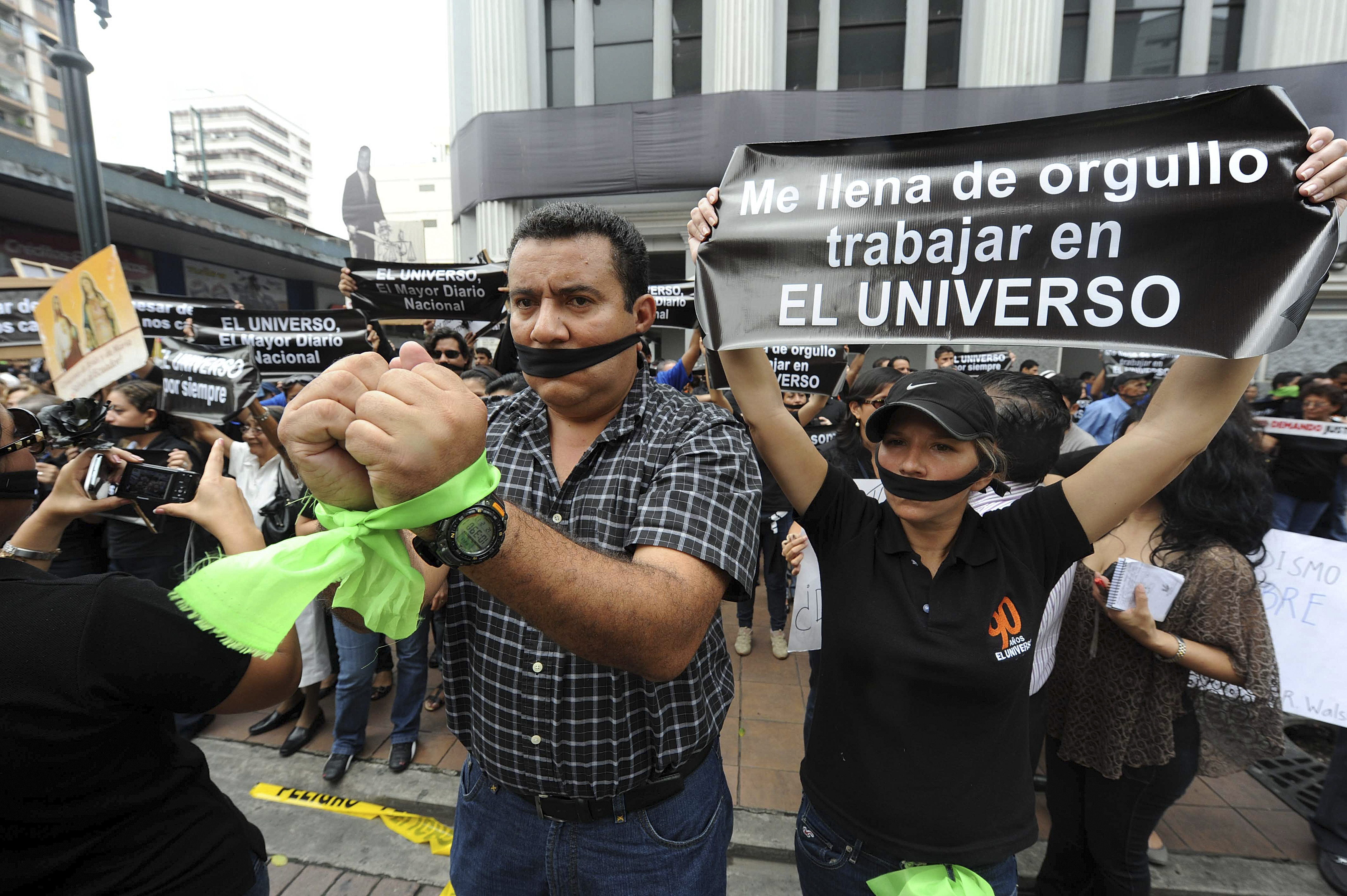 EMPLEADOS Y PARTIDARIOS DEL DIARIO EL UNIVERSO PROTESTAN CONTRA CONDENA