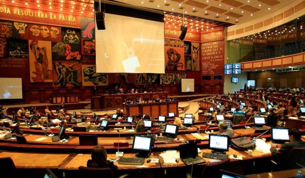 el-congreso-de-ecuador-aprobo-esta-semana-una-nueva-ley-fiscal-cuatro-entidades-financieras-fueron-multadas-por-haber-alertado-a-sus-clientes_595_348_100507