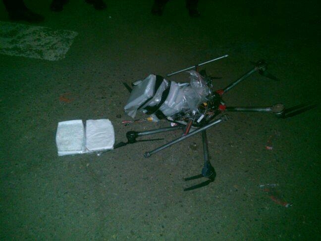 Photo by: Secretaría de Seguridad Pública Tijuana). Taken from: Republished from: http://www.cnnmexico.com/nacional/2015/01/21/la-policia-de-tijuana-asegura-drone-con-droga-que-cayo-en-supermercado
